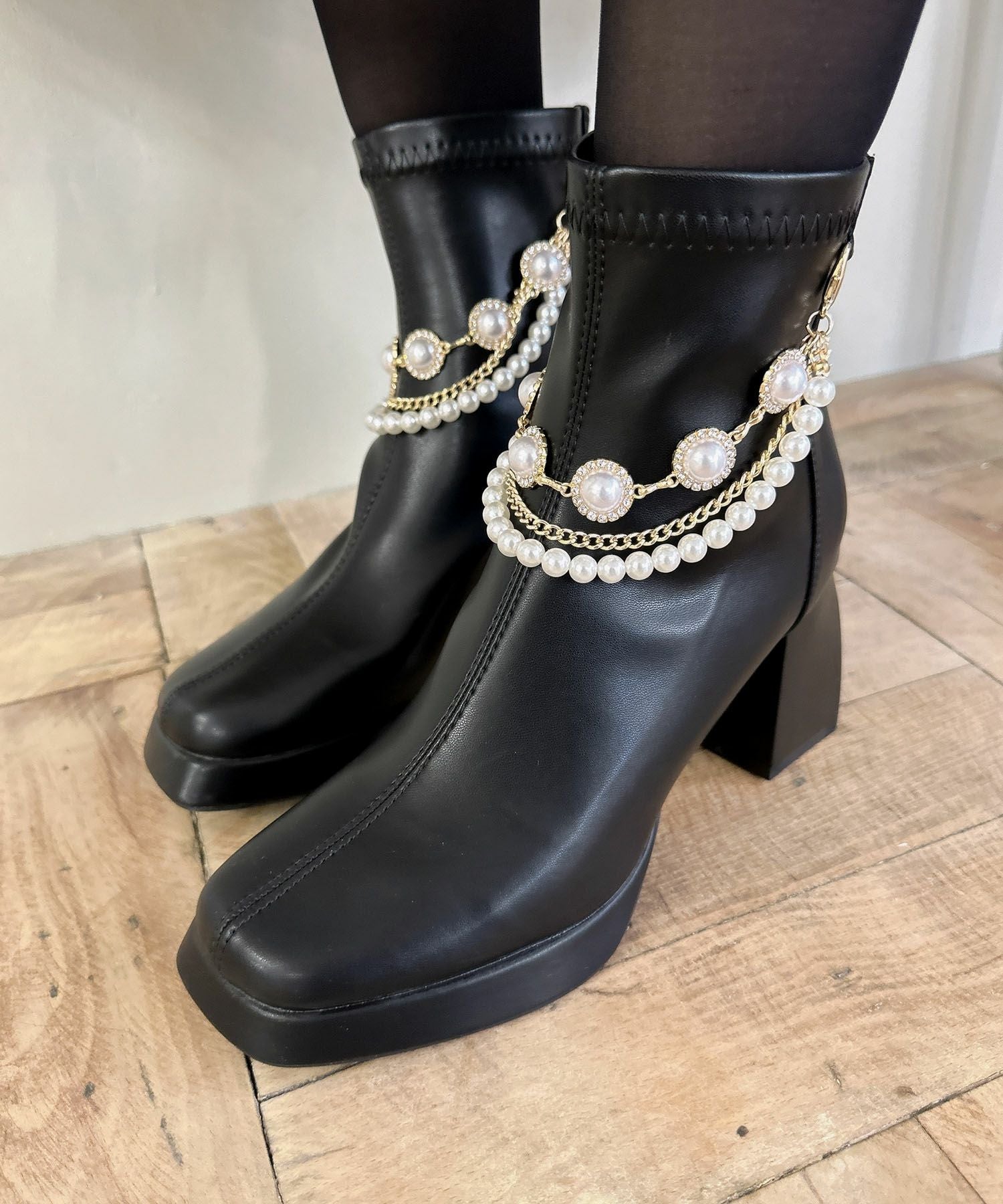 ♡ニコニコ　チェーンビジューチャーム付ブーツ♡ ビジューチェーン付きショートブーツ | Rlab store