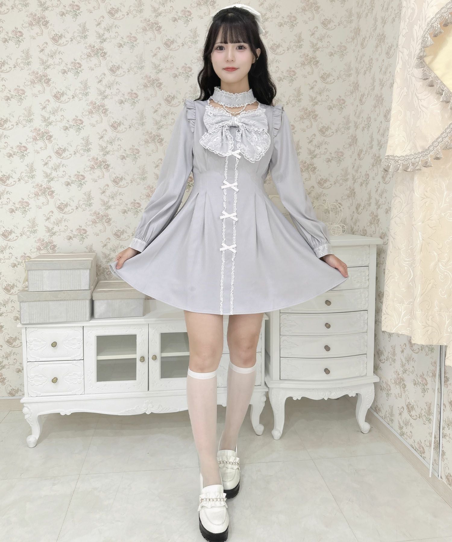 デコルテチャーム付きビッグリボンワンピース | Rlab store