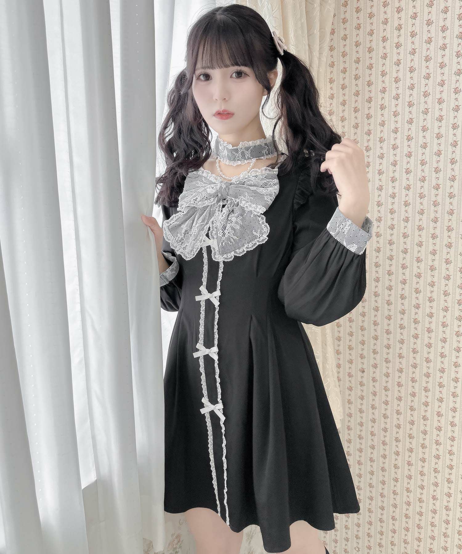 デコルテチャーム付きビッグリボンワンピース | Rlab store