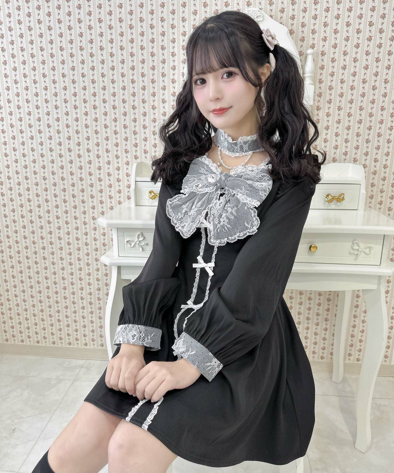 デコルテチャーム付きビッグリボンワンピース | Rlab store
