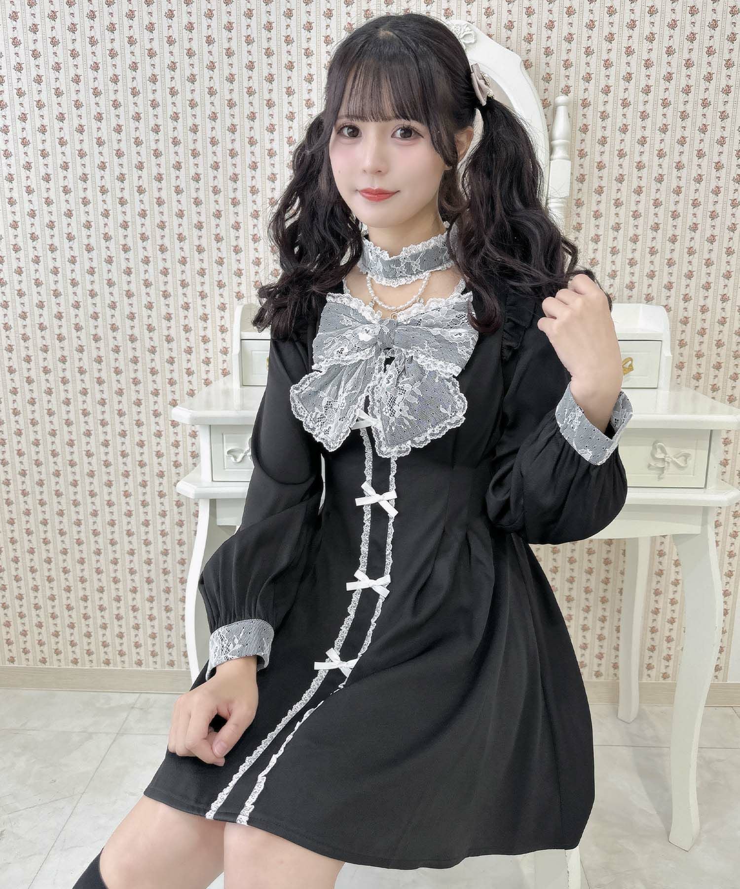 デコルテチャーム付きビッグリボンワンピース | Rlab store