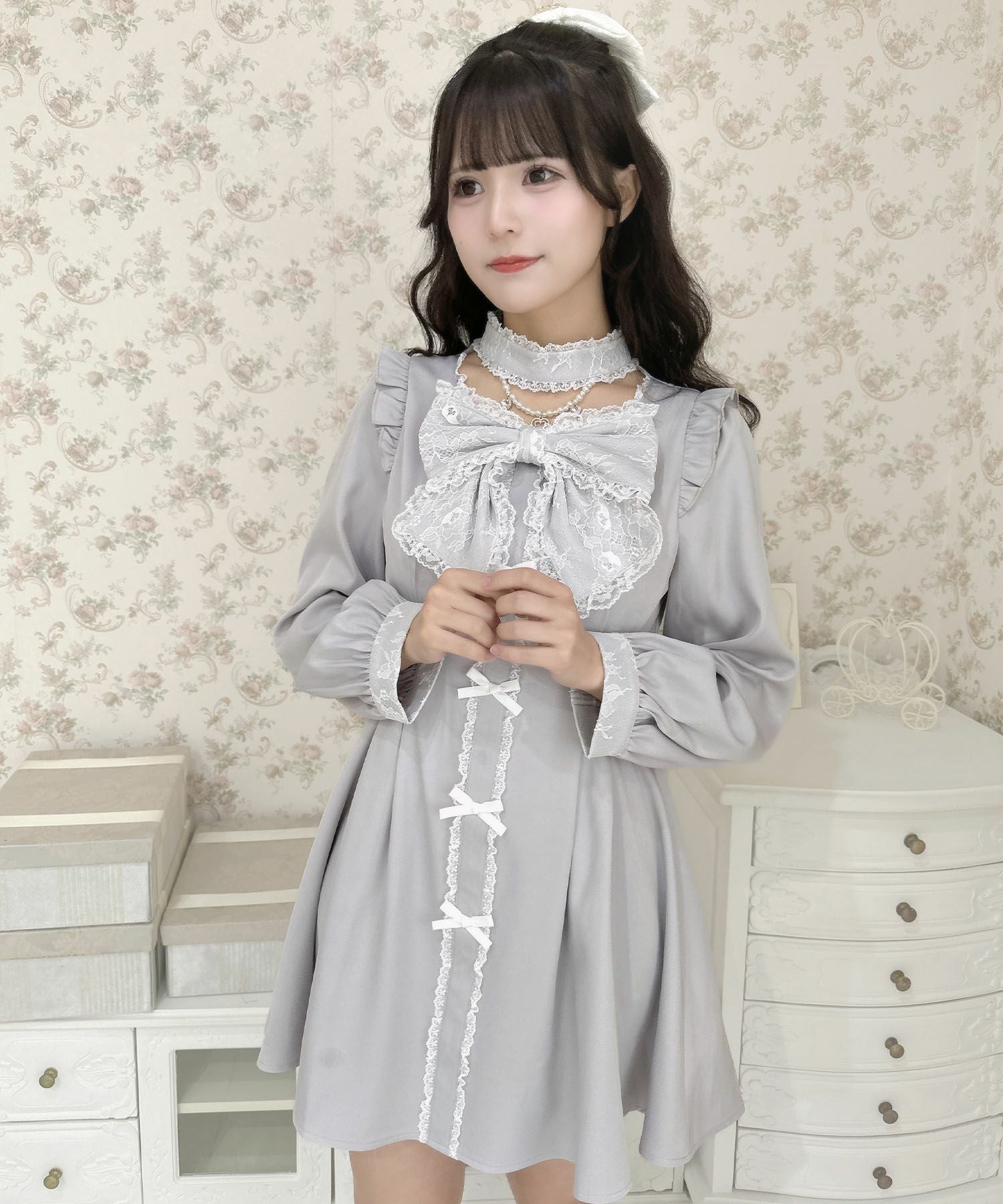 デコルテチャーム付きビッグリボンワンピース | Rlab store