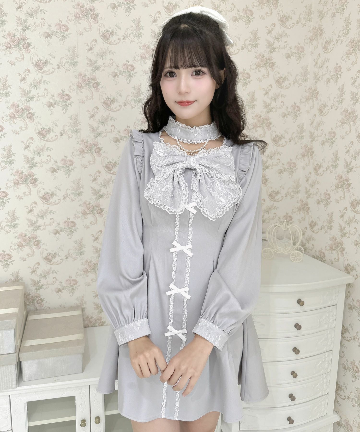 デコルテチャーム付きビッグリボンワンピース | Rlab store