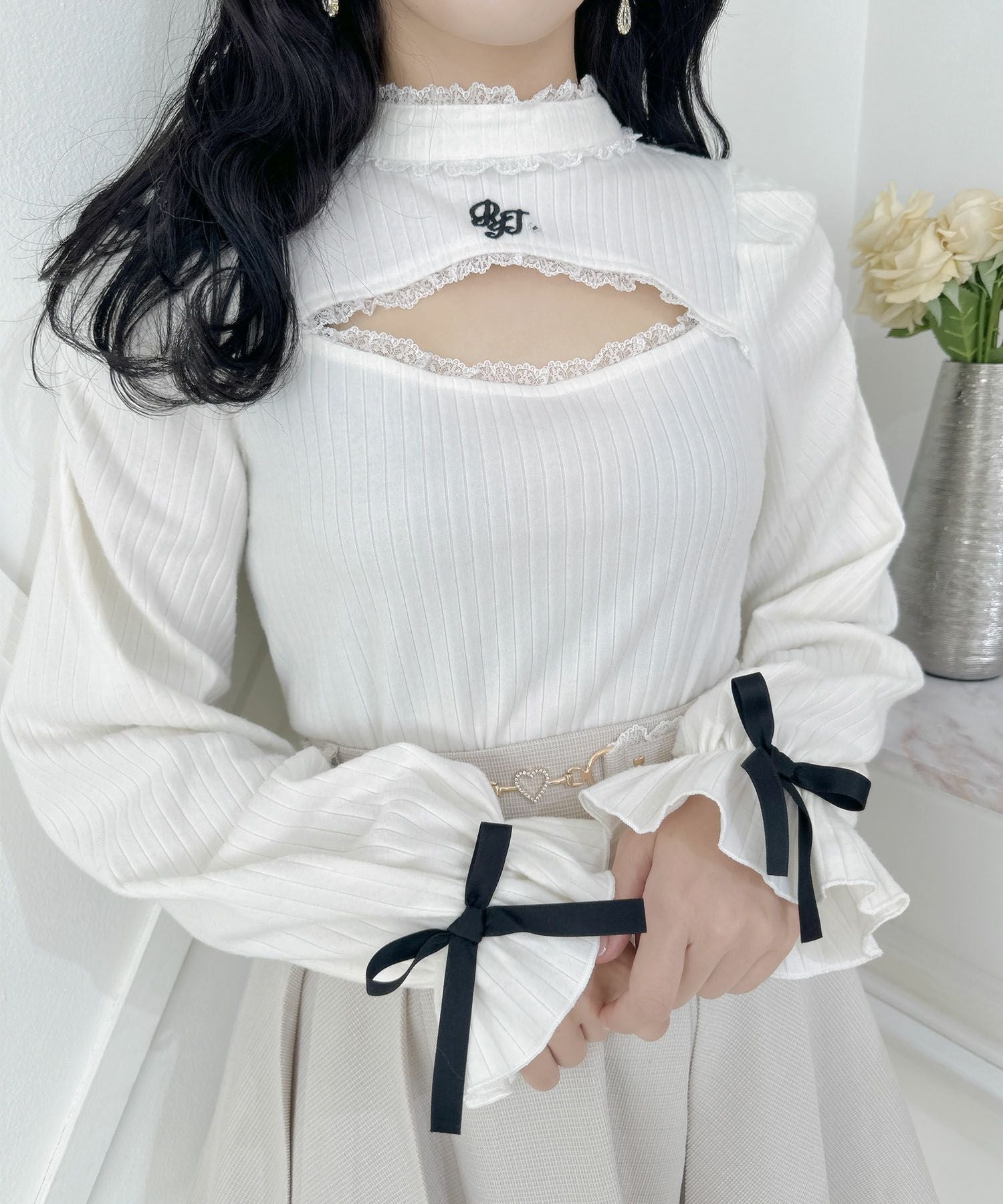 ロゴ刺繍デコルテ開きリブTOPS | Rlab store