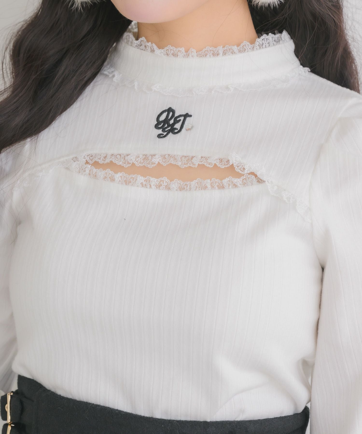 ロゴ刺繍デコルテ開きリブTOPS | Rlab store