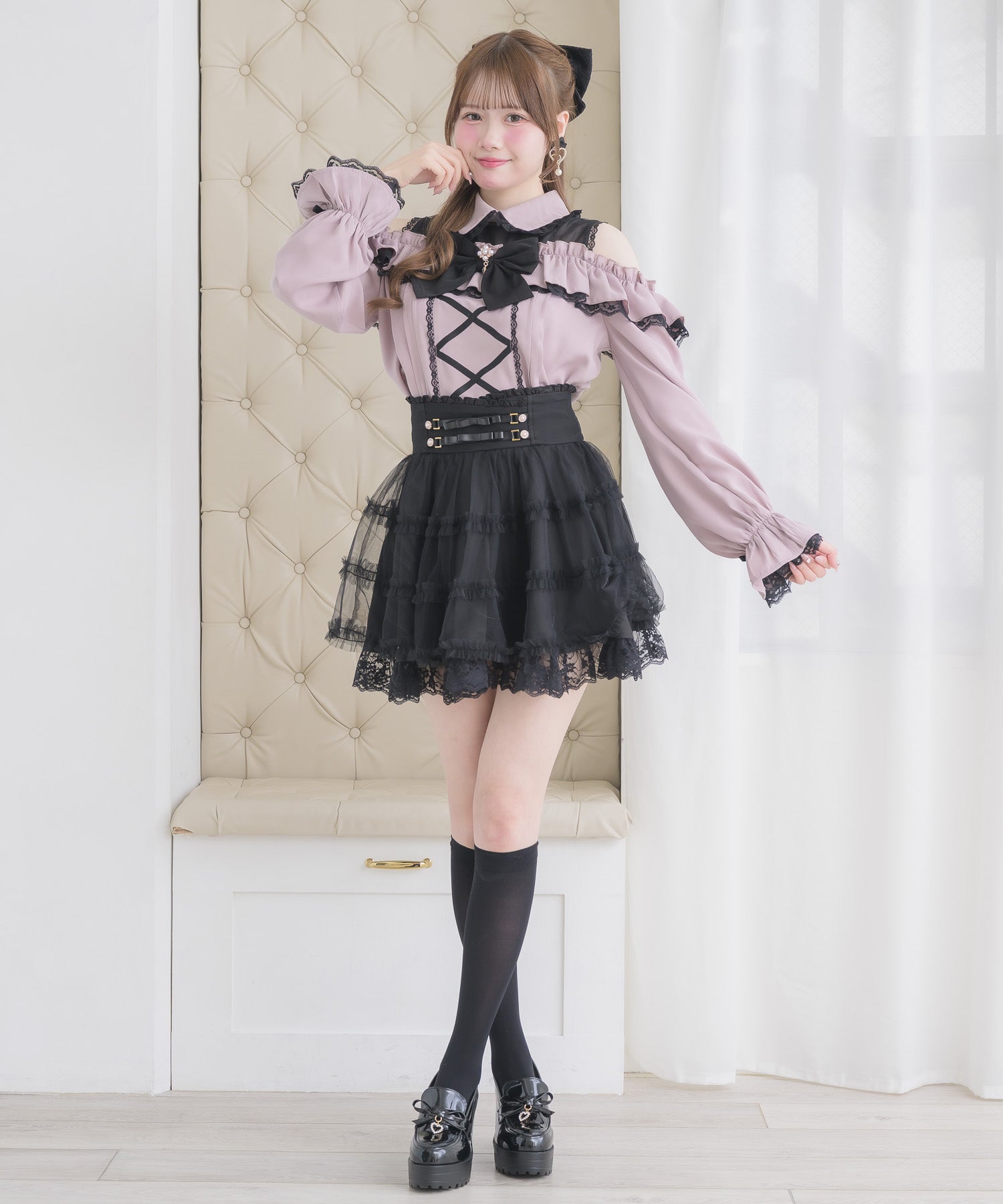 GOLDS♡フロントラッフルフリル♡肩出しオフショルトップス♡ピンク×ブラック フロントレースアップ肩開きブラウス | Rlab store