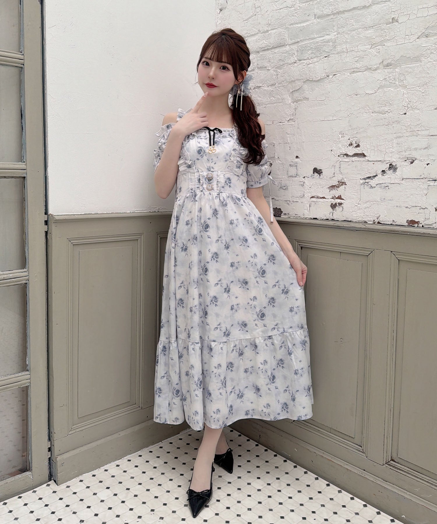 【LOULOU WILLOUGHBY】コスメティックプリントワンピース　フリル ローズプリントオフショルフリルワンピース | Rlab store